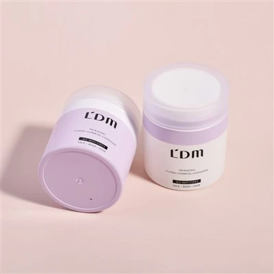 Petits contenants en plastique pour cosmétiques